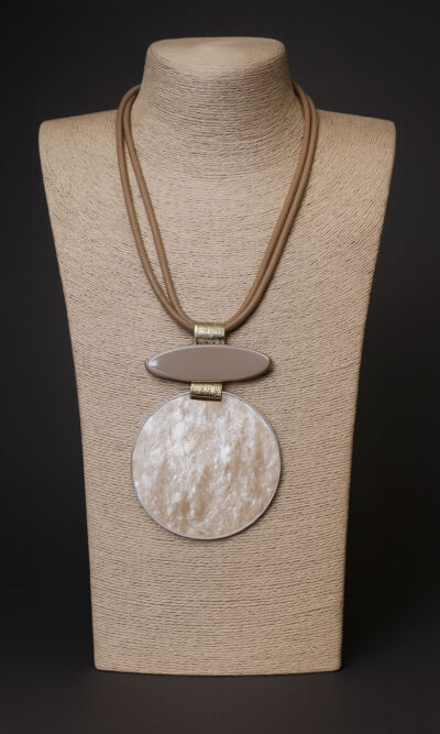 Ogrlica 32 - E medallion big - beige