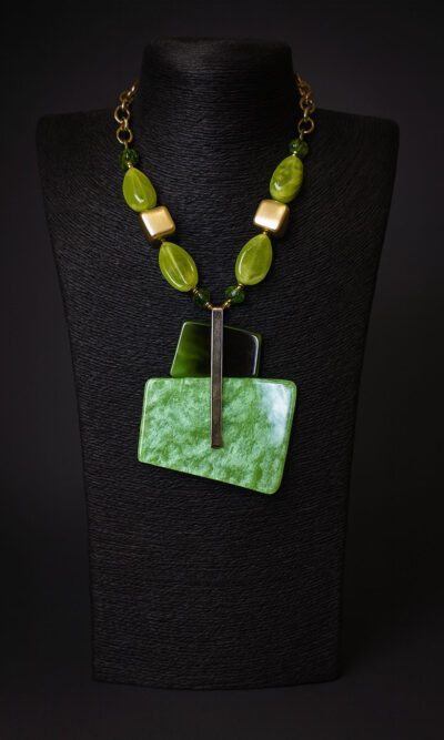 Ogrlica 32 - E medallion asymmetric - green