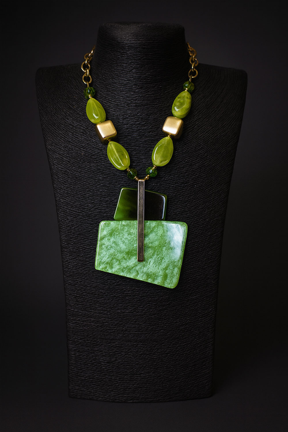 Ogrlica 32 - E medallion asymmetric - green